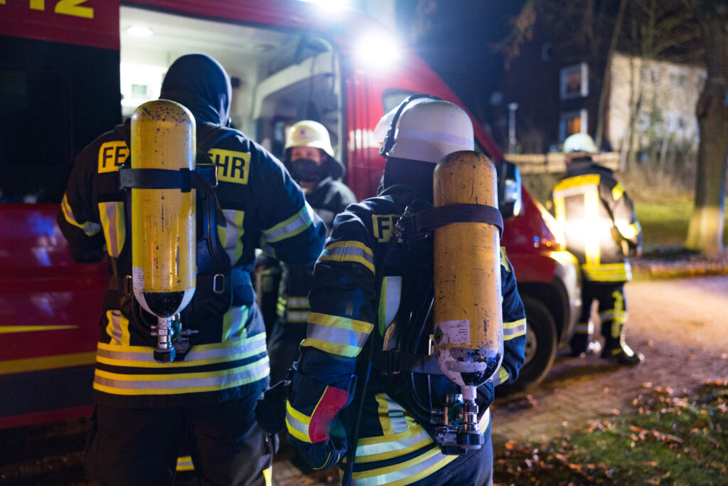 Feuerwehrleute in Schutzausrüstung im Einsatz