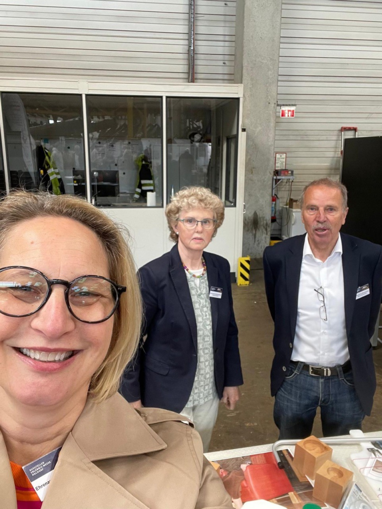Frau mit Brille lächelt in die Kamera
